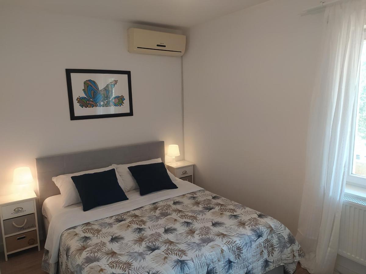 Apartment & Rooms Poppy Rose Zara Esterno foto