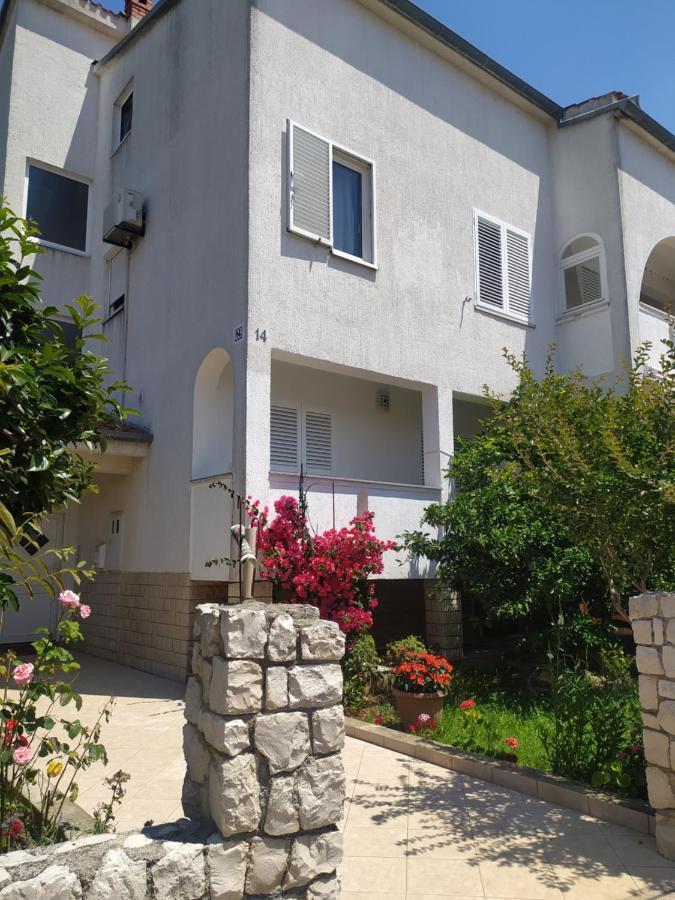 Apartment & Rooms Poppy Rose Zara Esterno foto