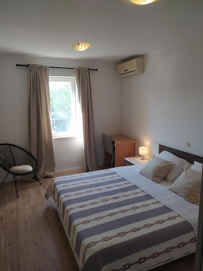 Apartment & Rooms Poppy Rose Zara Esterno foto