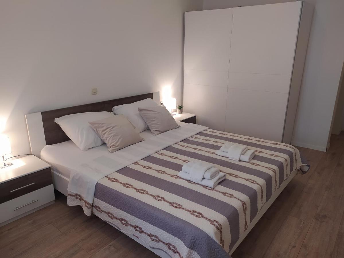 Apartment & Rooms Poppy Rose Zara Esterno foto