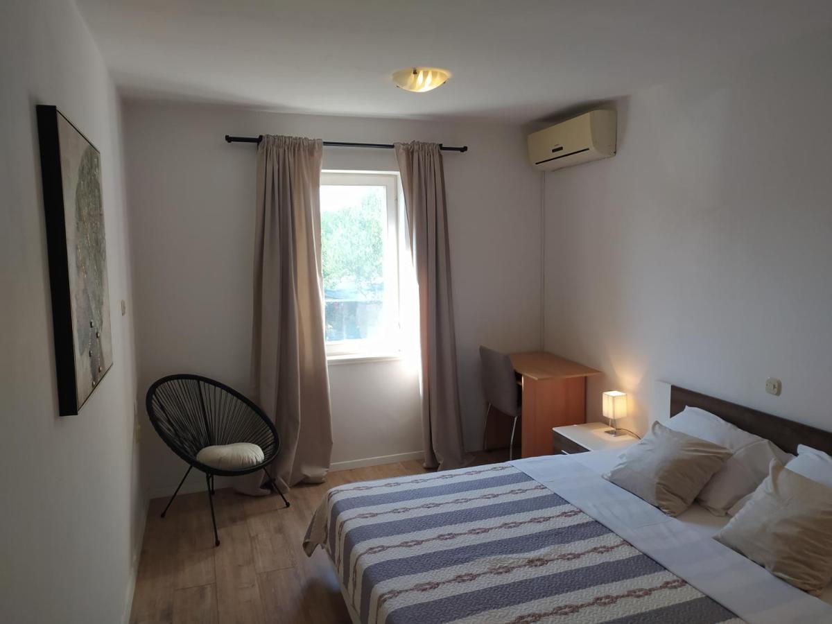Apartment & Rooms Poppy Rose Zara Esterno foto