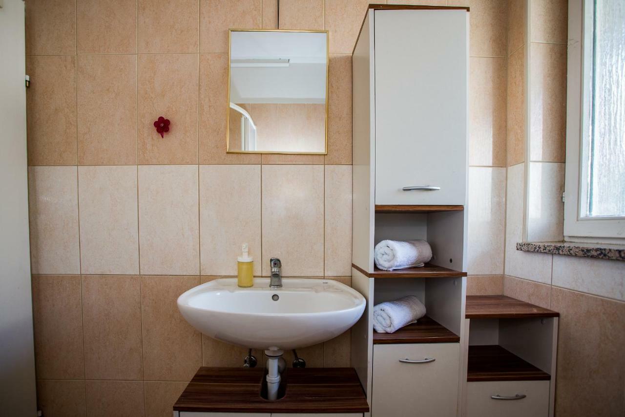Apartment & Rooms Poppy Rose Zara Esterno foto