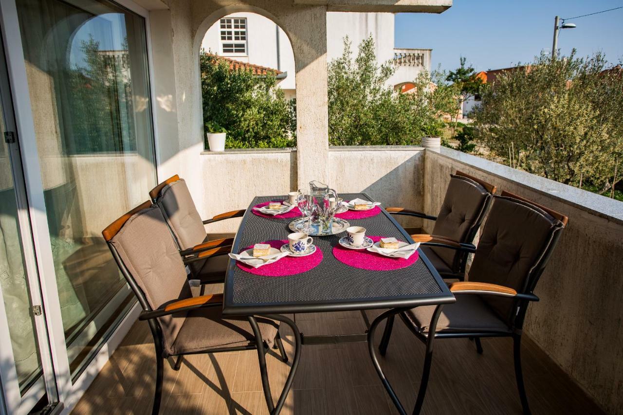 Apartment & Rooms Poppy Rose Zara Esterno foto
