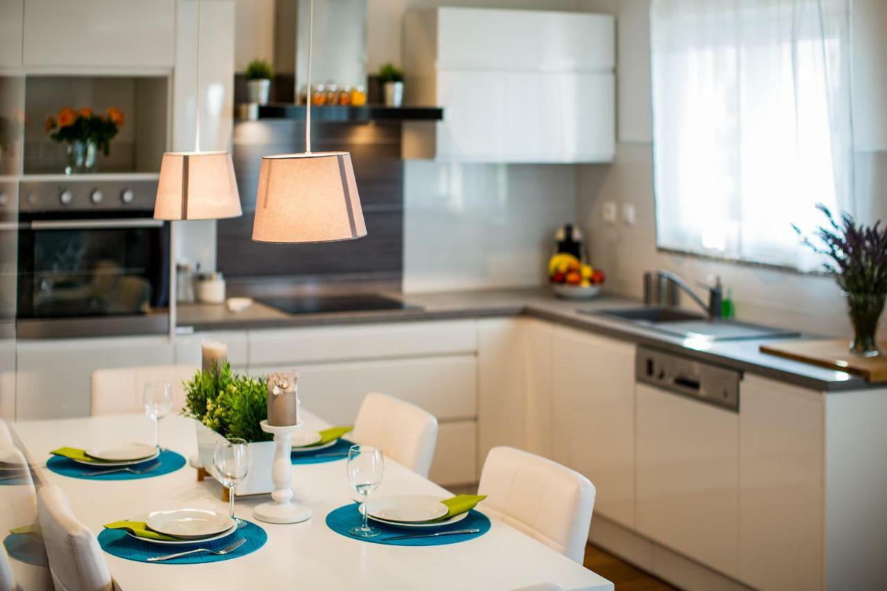 Apartment & Rooms Poppy Rose Zara Esterno foto